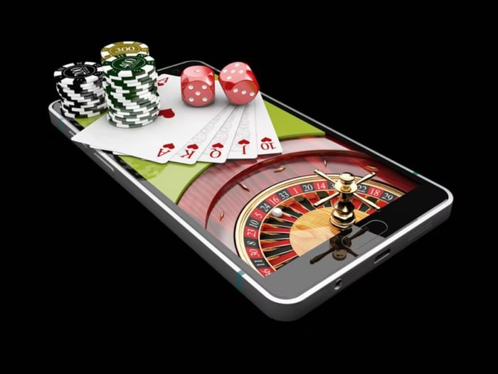 Roda European Roulette dengan 37 slot angka dan area taruhan pada meja roulette